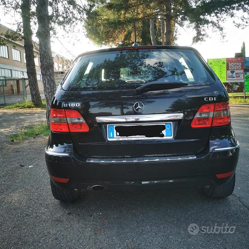 Usata Mercedes B180 109 CV (80 kW) 2011 Nero Monovolume