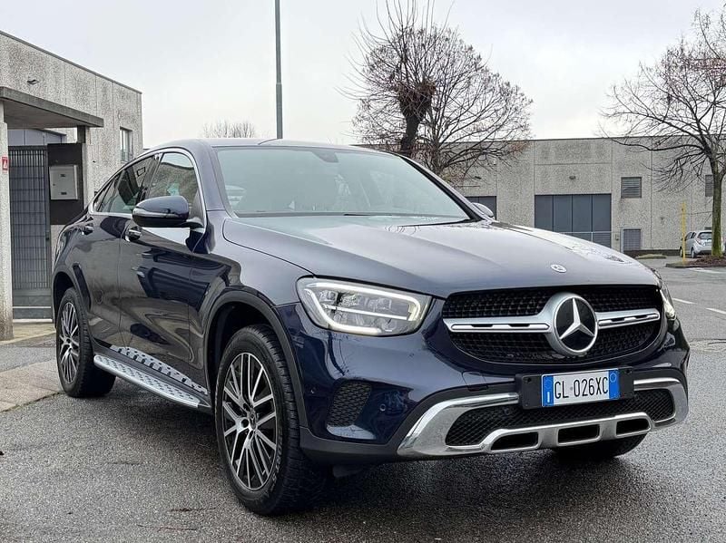 Usata Mercedes GLC300e 211 CV (155 kW) 2022 Blu canvasite metallizzato Coupé