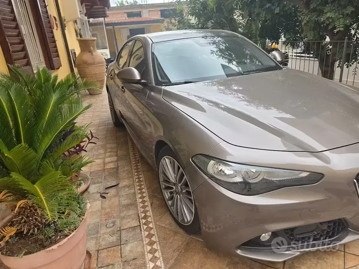 Usata Alfa Romeo Giulia 180 CV (132 kW) 2017 Grigio Berlina