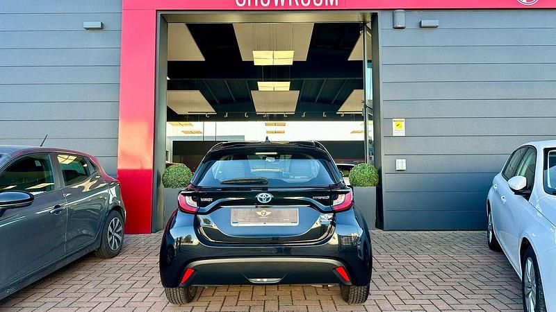 Usata Toyota Yaris Hybrid Business Edition 92 CV (67 kW) 2021 Nero Berlina