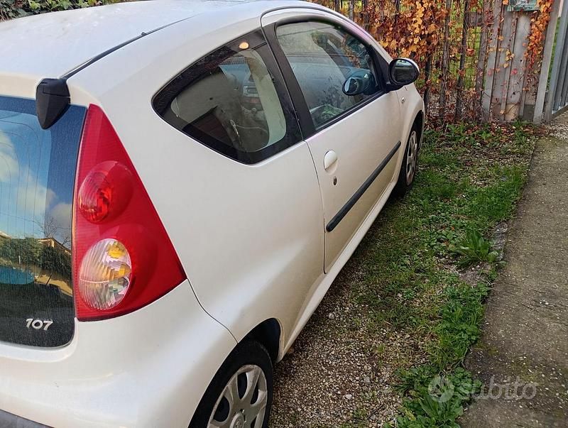Käytetty Peugeot 107 68 HP (50 kW) 2008 Valkoinen Viistoperä