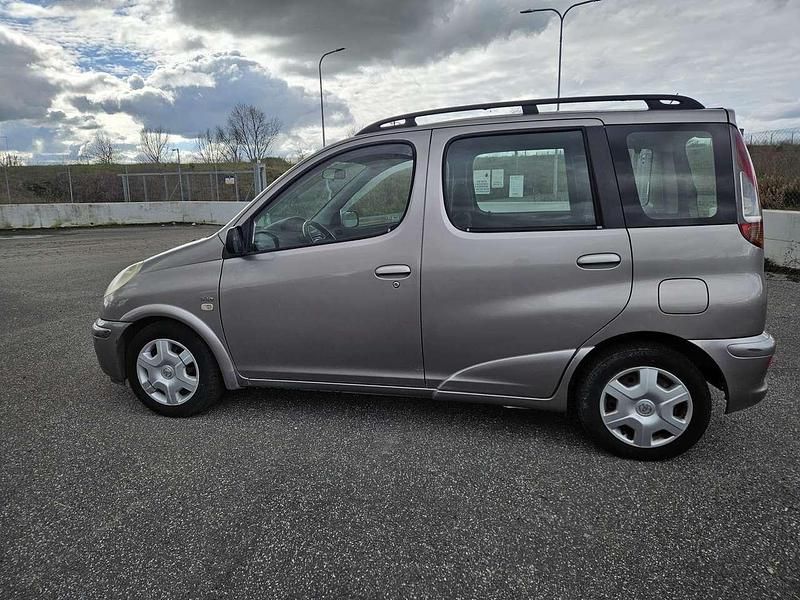 Usata Toyota Yaris Verso Sol 75 CV (55 kW) 2005 Argento Monovolume