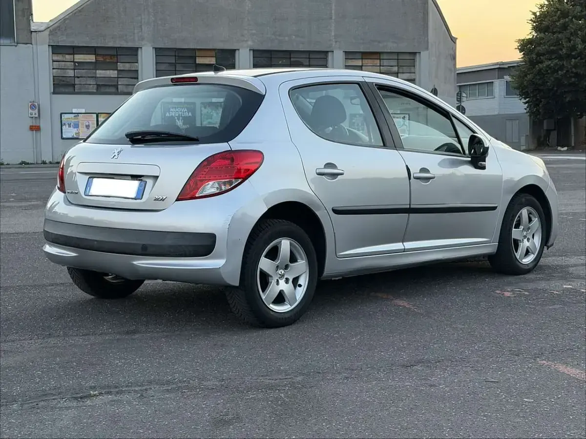 Usata Peugeot 207 73 CV (53 kW) 2010 Argento Berlina