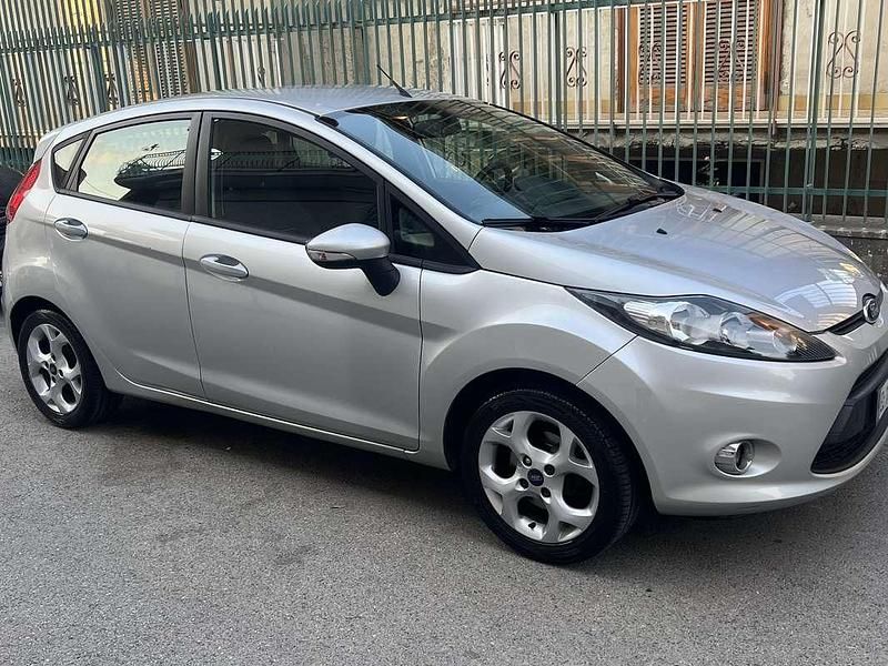 Usata 2012 Ford Fiesta Titanium Due volumi | 5990 € (Buon prezzo) - Immagine 1/4