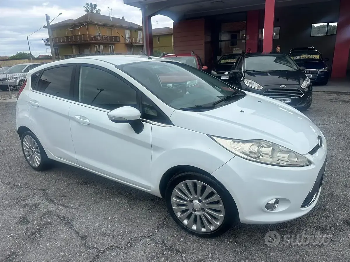Usata Ford Fiesta Titanium 68 CV (50 kW) 2009 Bianco Berlina