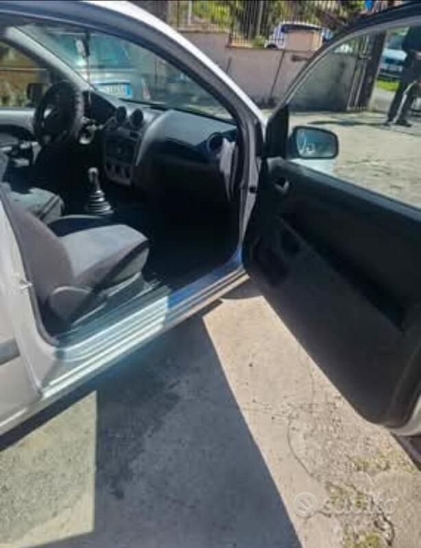Usata Ford Fiesta 75 CV (55 kW) 2006 Grigio Utilitaria