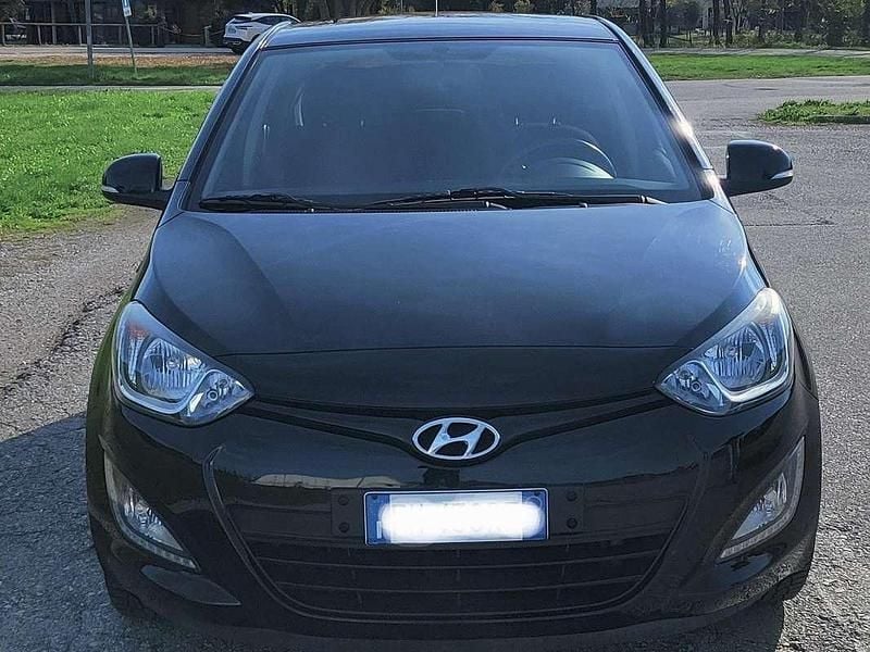 Nero Usata 2015 Hyundai i20 Due volumi | 7500 € (Buon prezzo) - Immagine 1/4