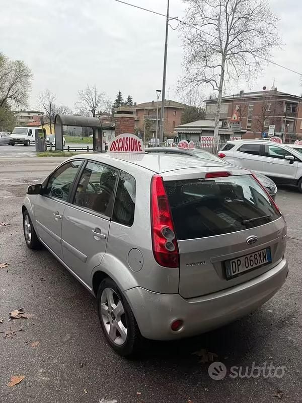 Usata Ford Fiesta Titanium 67 CV (49 kW) 2008 Grigio Utilitaria