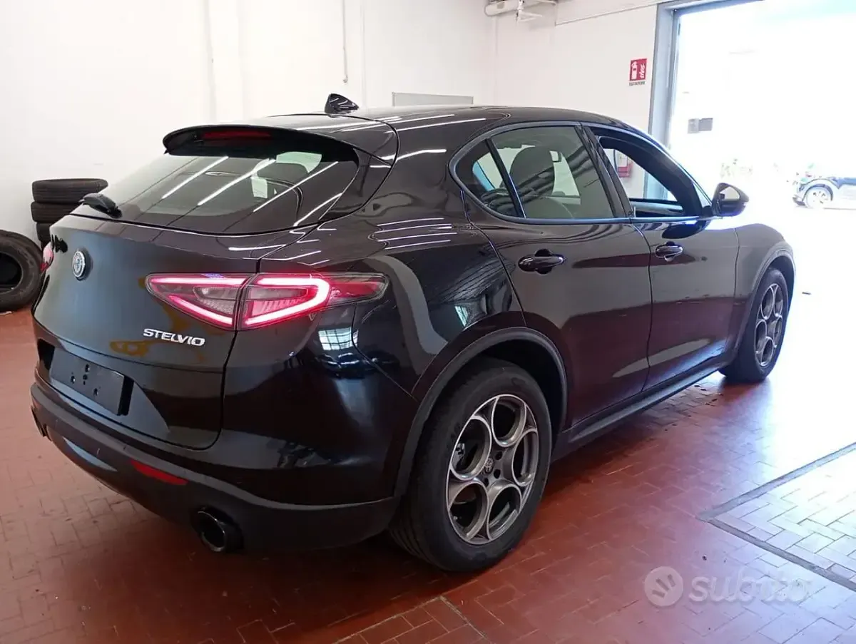 Usata Alfa Romeo Stelvio Sprint 160 CV (117 kW) 2024 Nero SUV