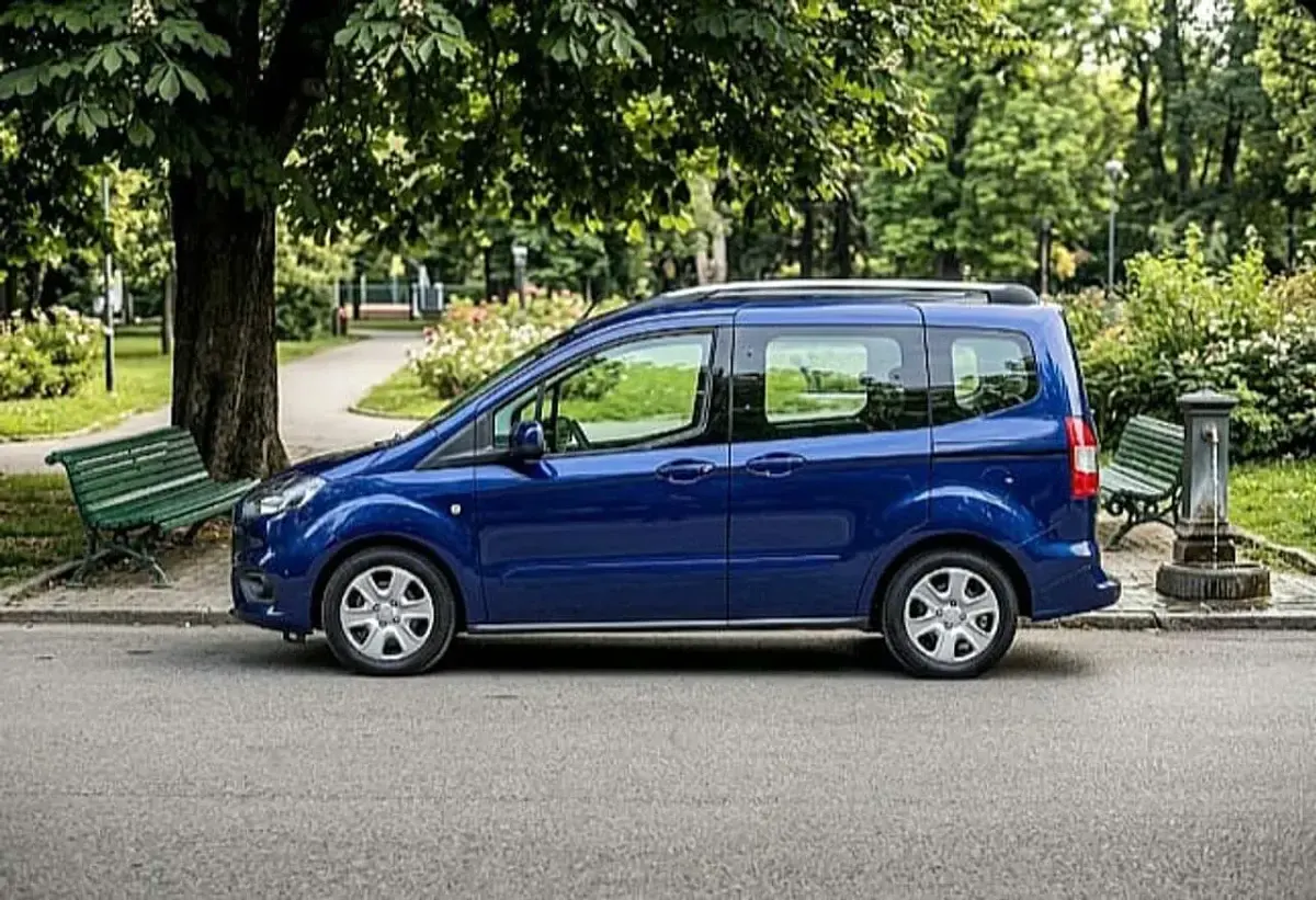 Begagnad Ford Tourneo Courier 101 HK (74 kW) 2018 Blå Minibuss