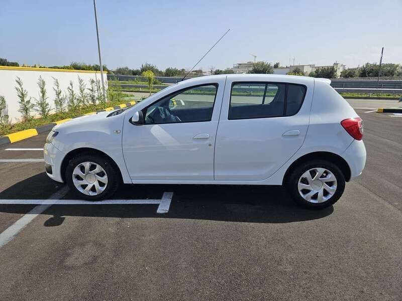 Usata Dacia Sandero Lauréate 75 CV (55 kW) 2015 Bianco Utilitaria