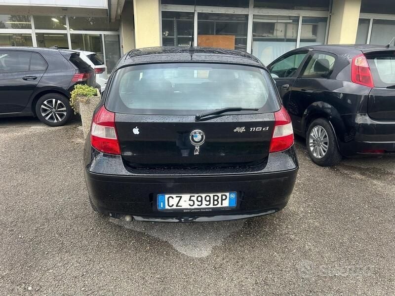 Usata BMW 118 122 CV (89 kW) 2006 Nero Utilitaria