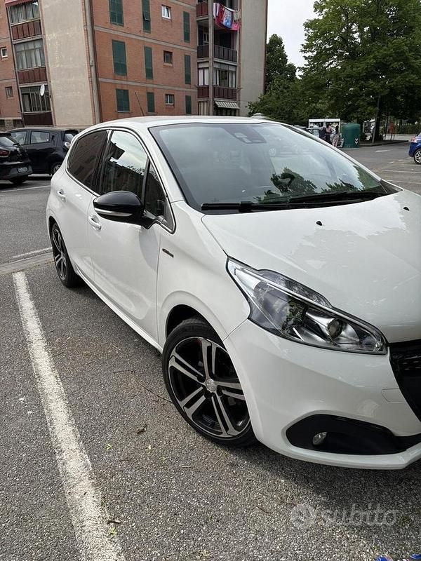 Usata Peugeot 208 GT-line 120 CV (88 kW) 2018 Utilitaria
