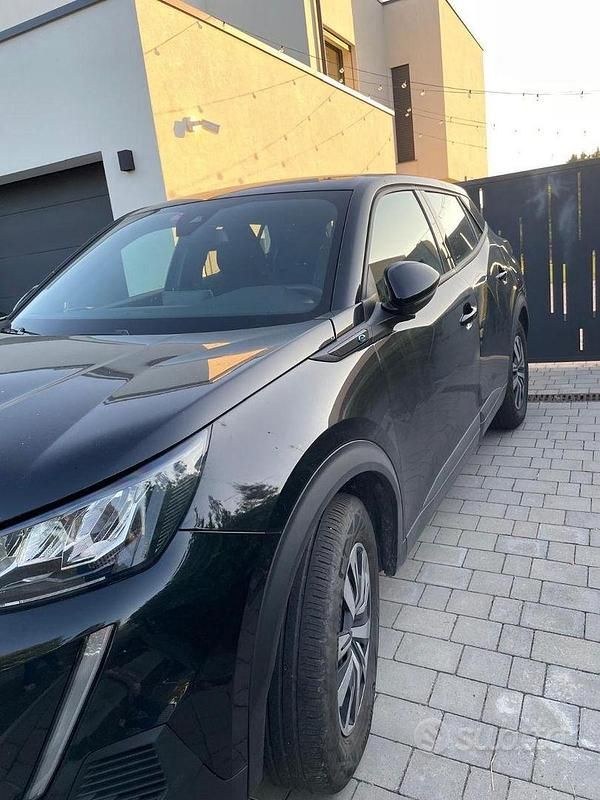 Usata Peugeot e-2008 Active 100 kW (136 CV) 2023 Nero SUV
