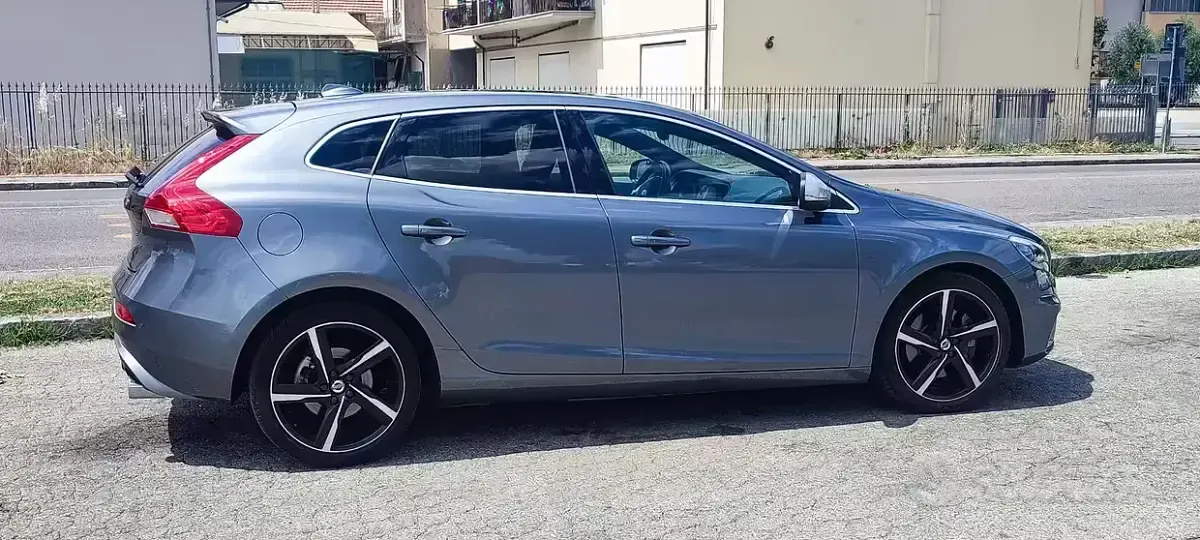 Usata Volvo V40 R-Design 150 CV (110 kW) 2016 Grigio Berlina