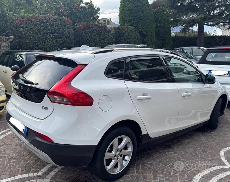 Bianco(met.) Usata 2017 Volvo V40 CC Summum Station wagon | 9800 € (Buon prezzo) - Immagine 1/4