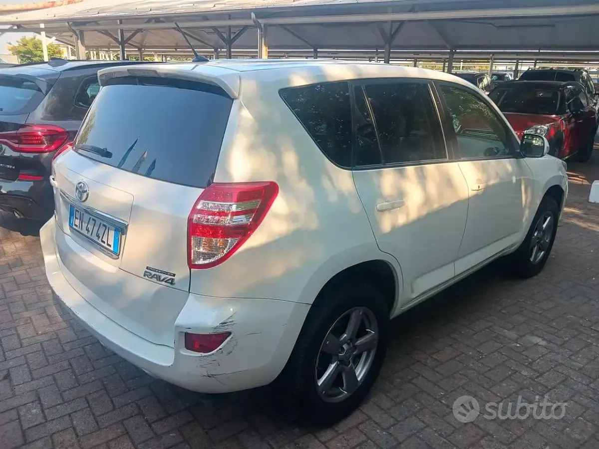 Usata Toyota RAV4 Lounge 150 CV (110 kW) 2012 Bianco SUV