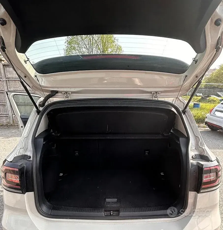 Usata VW T-Cross Style 110 CV (80 kW) 2023 Beige SUV