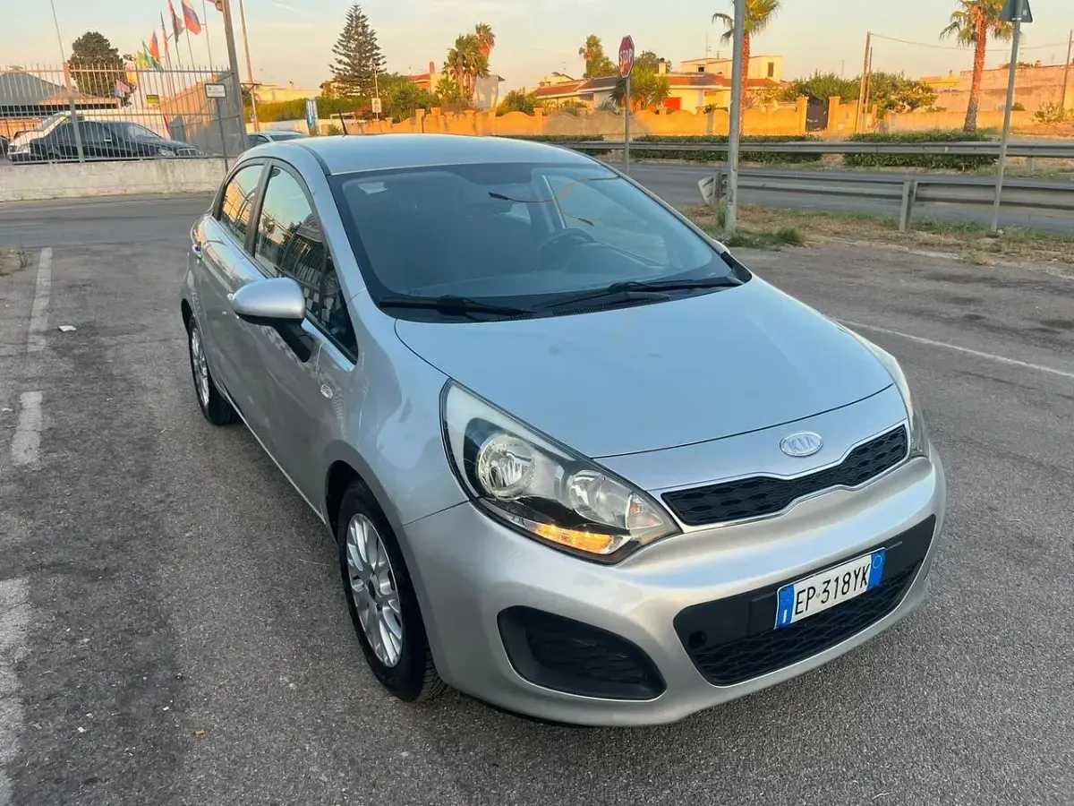 Usata Kia Rio LX 85 CV (62 kW) 2013 Argento Berlina