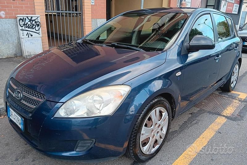 Blu Usata 2007 Kia Ceed LX Due volumi | 1950 € (Buon prezzo) - Immagine 1/4