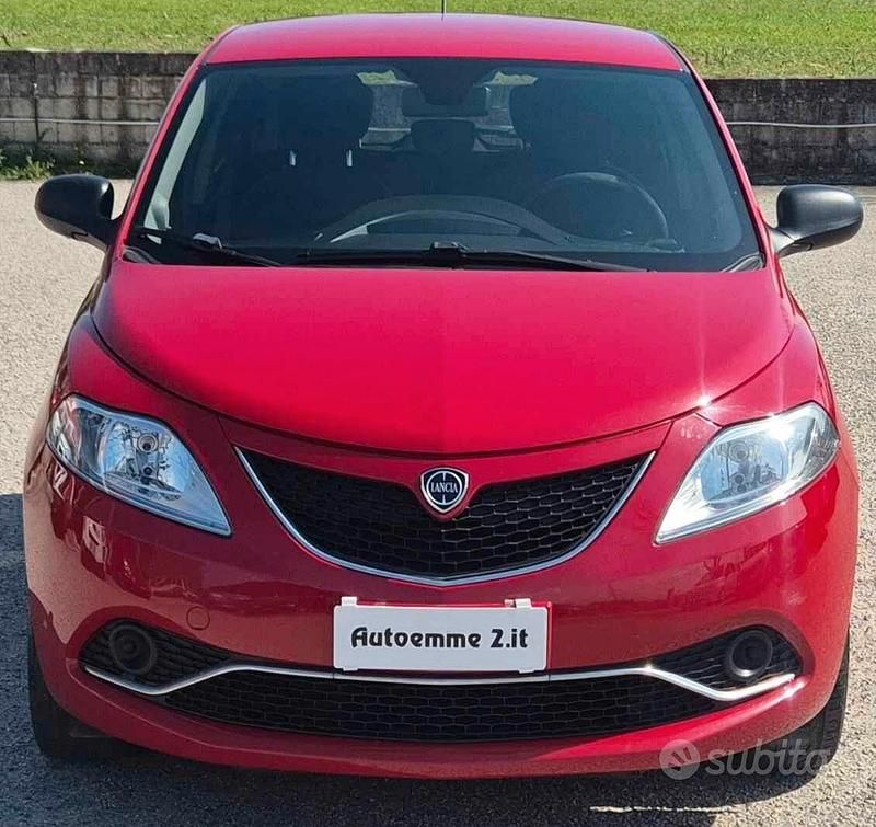 Usata Lancia Ypsilon Silver 69 CV (50 kW) 2017 Rosso Utilitaria