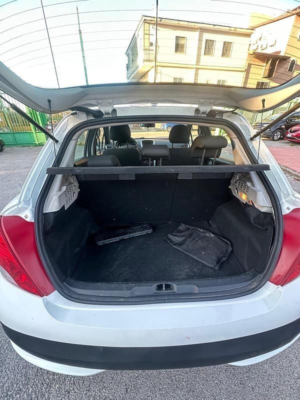 Bianco Usata 2013 Peugeot 207 Tre volumi | 3500 € (Buon prezzo) - Immagine 1/4