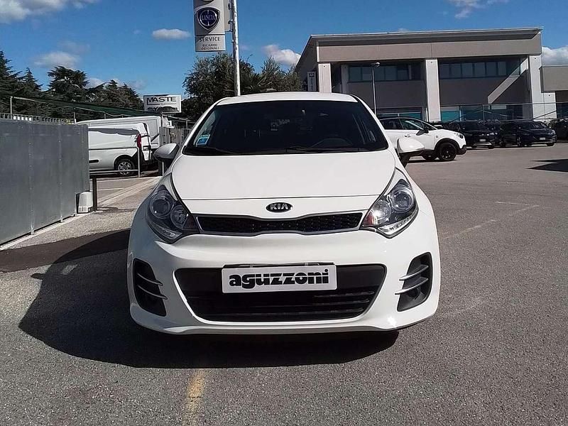 Usata Kia Rio 90 CV (66 kW) 2015 Bianco Berlina