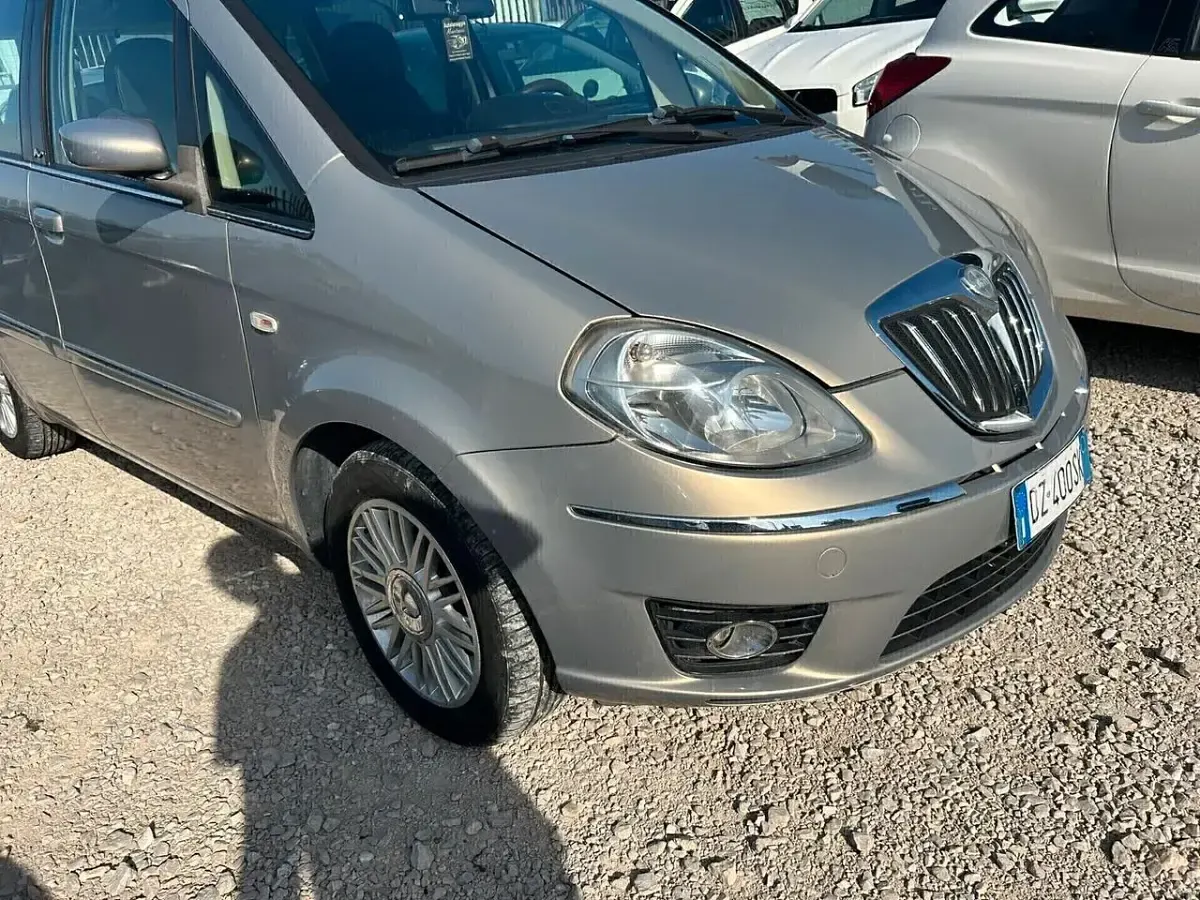 Usata Lancia Musa 90 CV (66 kW) 2009 Oro Monovolume