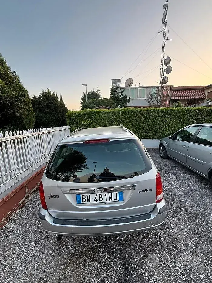 Usata Ford Focus 115 CV (84 kW) 2002 Grigio Station wagon