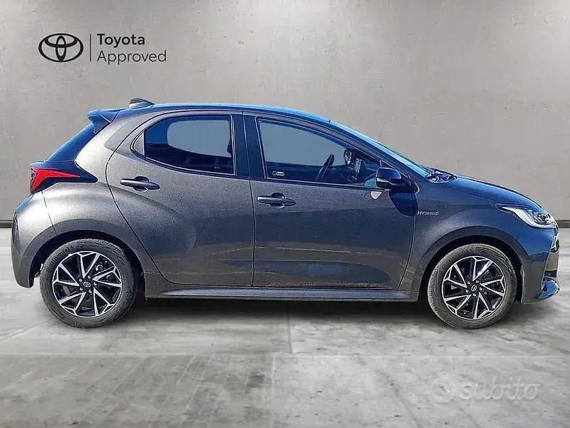 Usata Toyota Yaris Hybrid Lounge 92 CV (67 kW) 2021 Grigio SUV