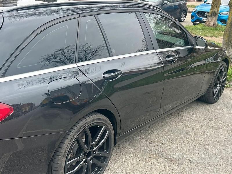 Usata Mercedes C180 131 CV (96 kW) 2015 Nero Station wagon