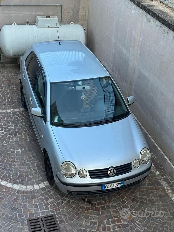 Grigio Usata 2002 VW Polo Trendline Tre volumi | 1000 € (Super prezzo) - Immagine 1/4