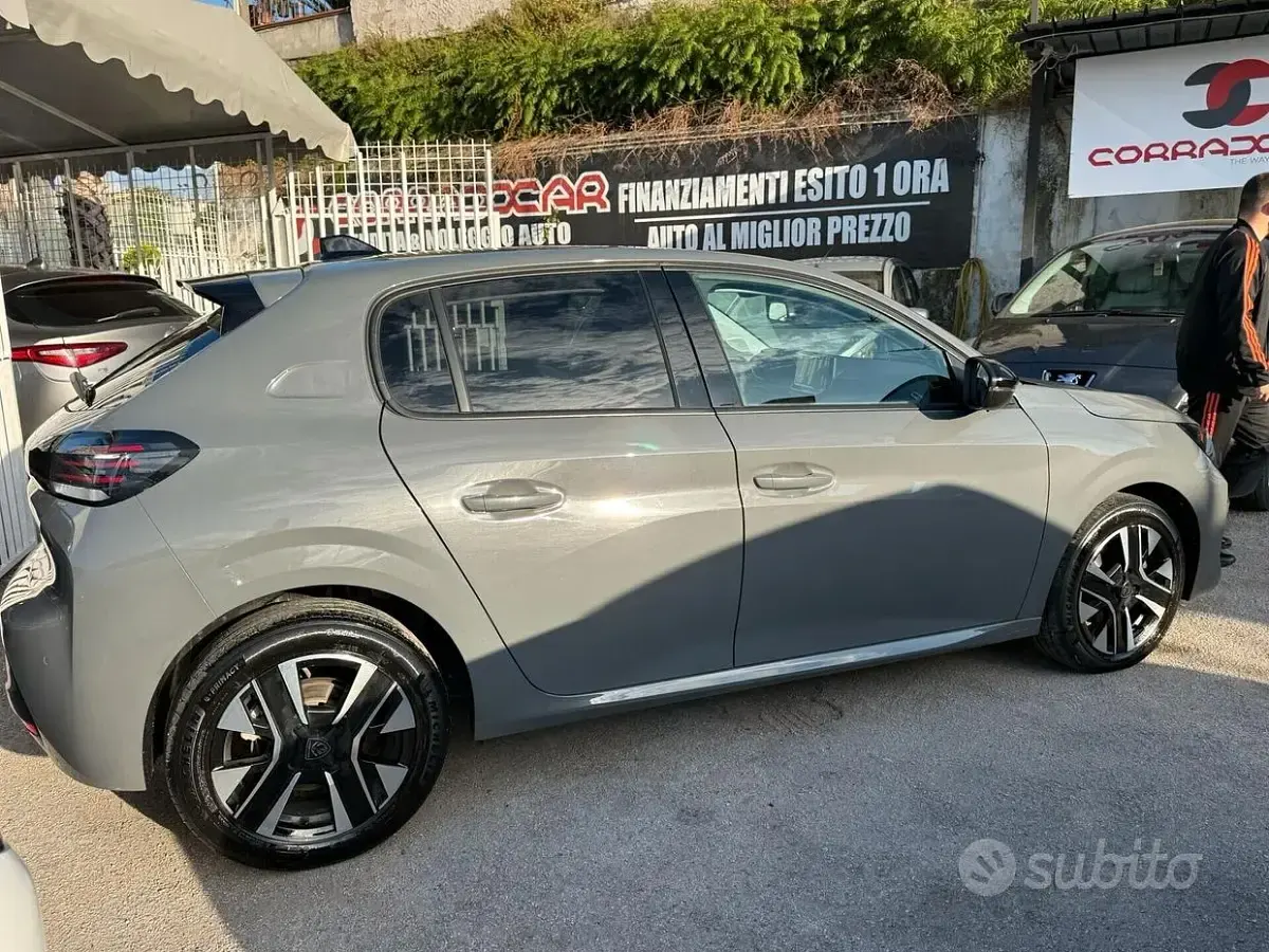 Usata Peugeot 208 Allure 101 CV (74 kW) 2025 Grigio Utilitaria