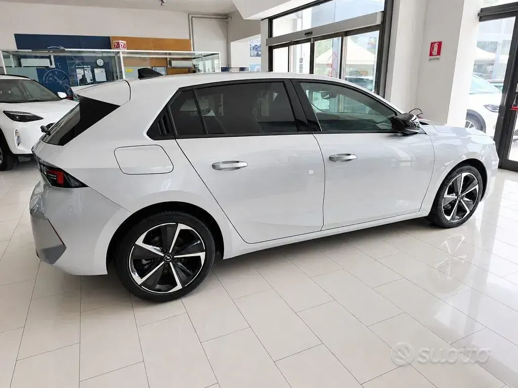 Usata Opel Astra Business 131 CV (96 kW) 2023 Argento Utilitaria