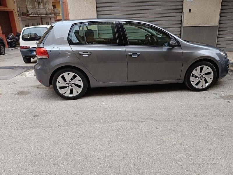 Grigio Usata 2013 VW Golf VI Due volumi | 4999 € (Buon prezzo) - Immagine 1/4