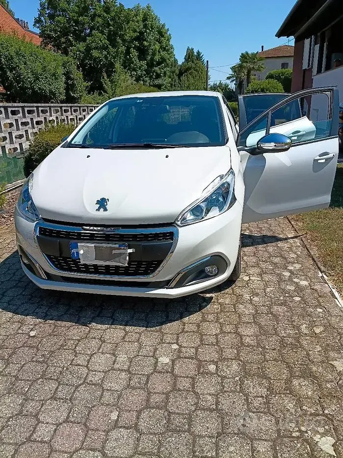 Usata Peugeot 208 Signature Sky 83 CV (61 kW) 2019 Bianco Utilitaria