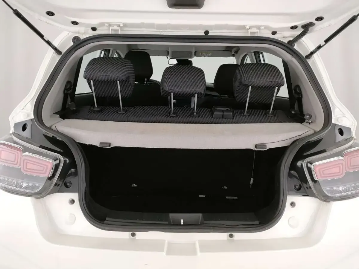 Usata Mahindra KUV100 87 CV (63 kW) 2025 Perla white SUV