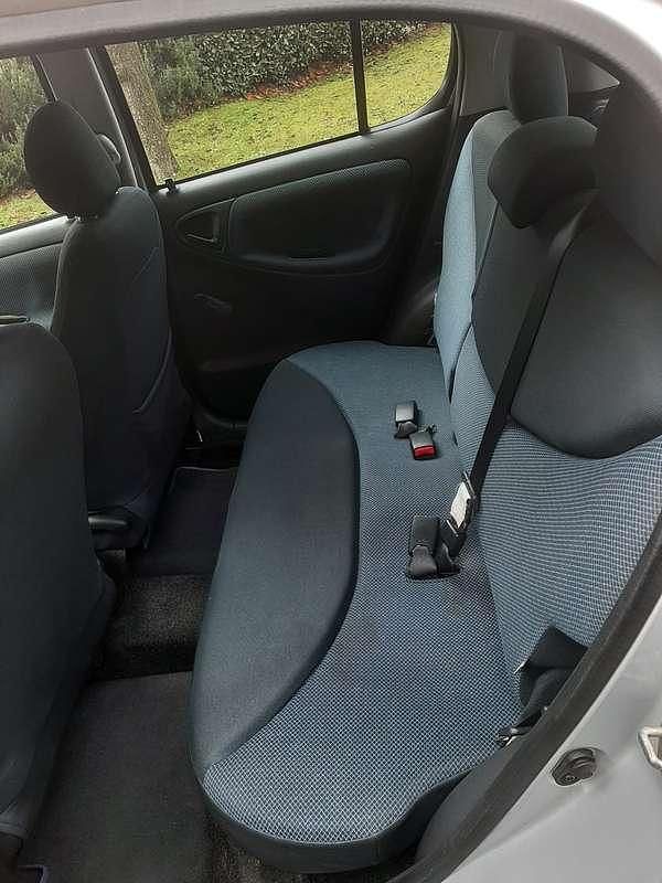 Usata Toyota Yaris 65 CV (47 kW) 2005 Argento Utilitaria