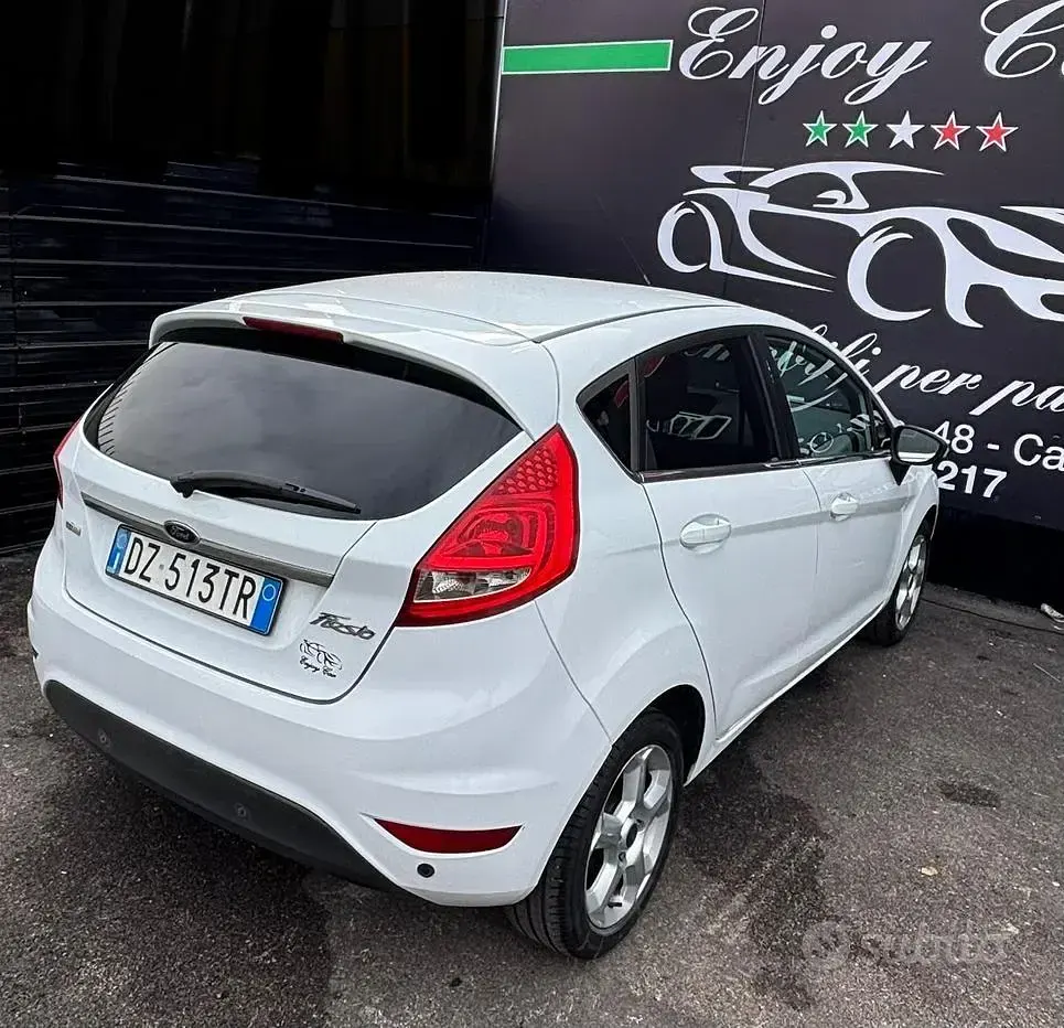 Usata Ford Fiesta Titanium 68 CV (50 kW) 2010 Bianco Berlina