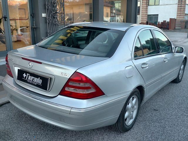 Usata Mercedes C220 Avantgarde 142 CV (104 kW) 2003 Argento Berlina