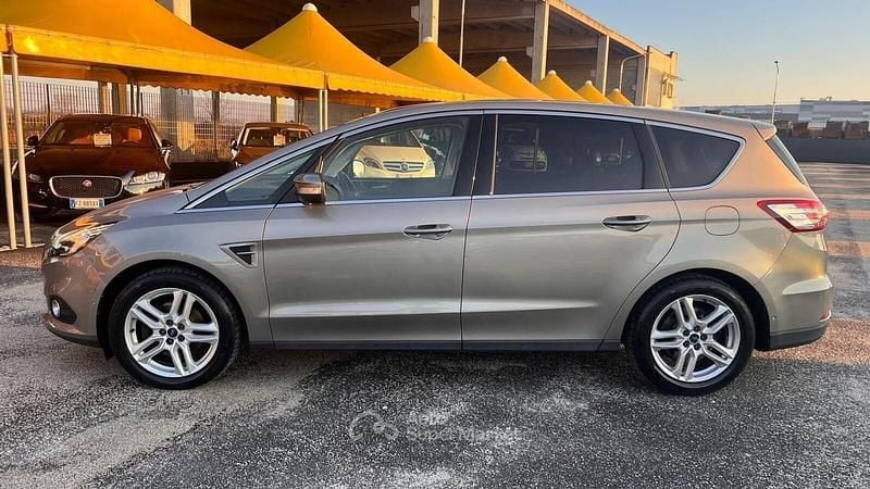 Begagnad Ford S-MAX Titanium 179 HK (131 kW) 2015 Grå Minibuss