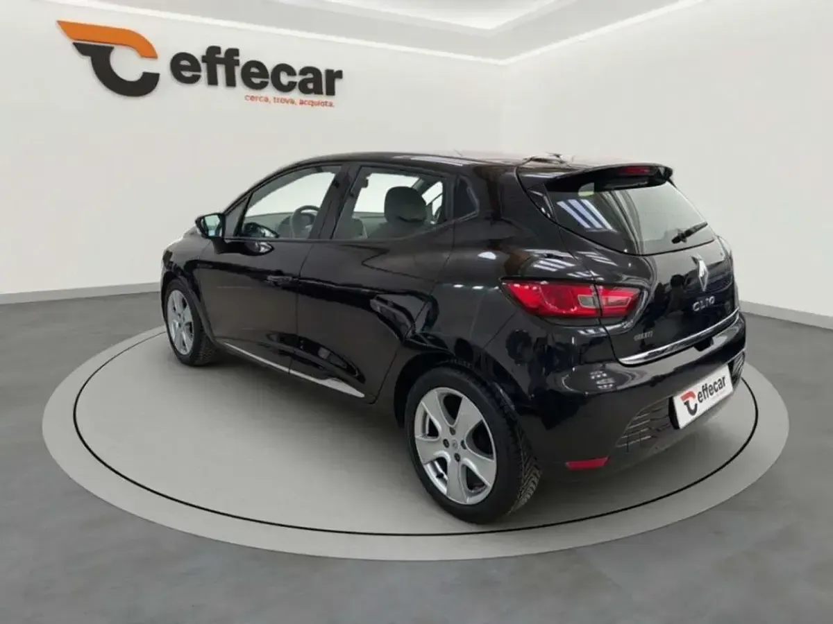Käytetty Renault Clio IV 75 HP (55 kW) 2012 Musta Sedan