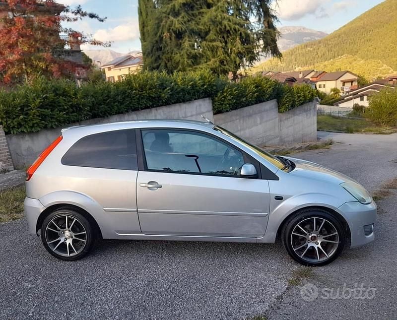 Usata Ford Fiesta 73 CV (53 kW) 2004 Grigio Utilitaria