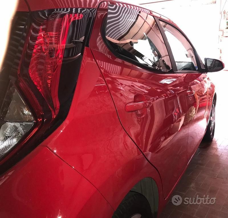Usata Toyota Aygo Connect Style 72 CV (52 kW) 2021 Rosso Utilitaria