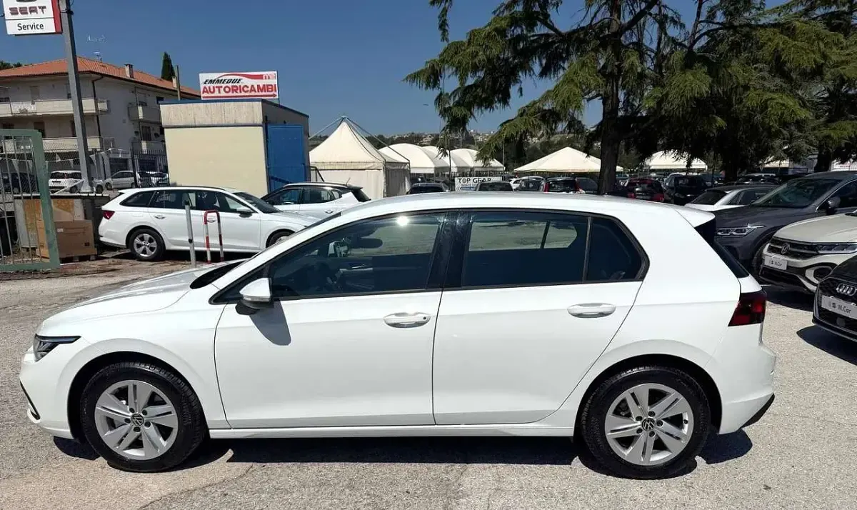 Usata VW Golf VIII Life 131 CV (96 kW) 2022 Pure whait Berlina