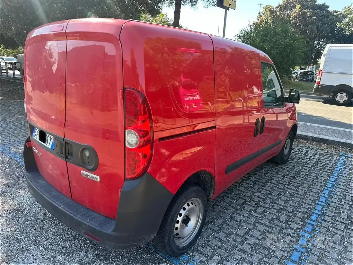 Usata Fiat Doblò 95 CV (69 kW) 2021 Rosso Monovolume