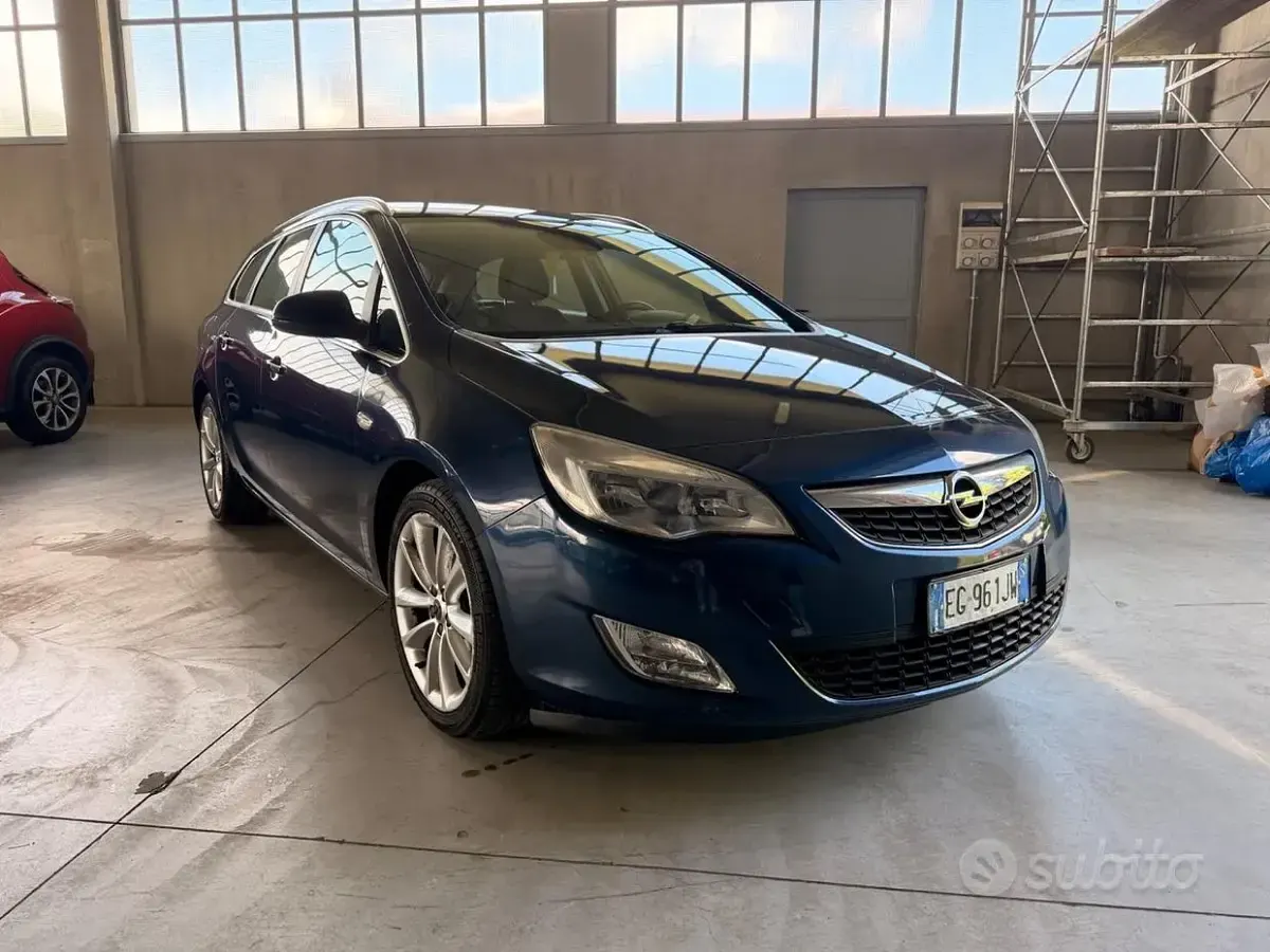 Gebraucht Opel Astra Cosmo 140 PS (102 kW) 2011 Blau Kombi
