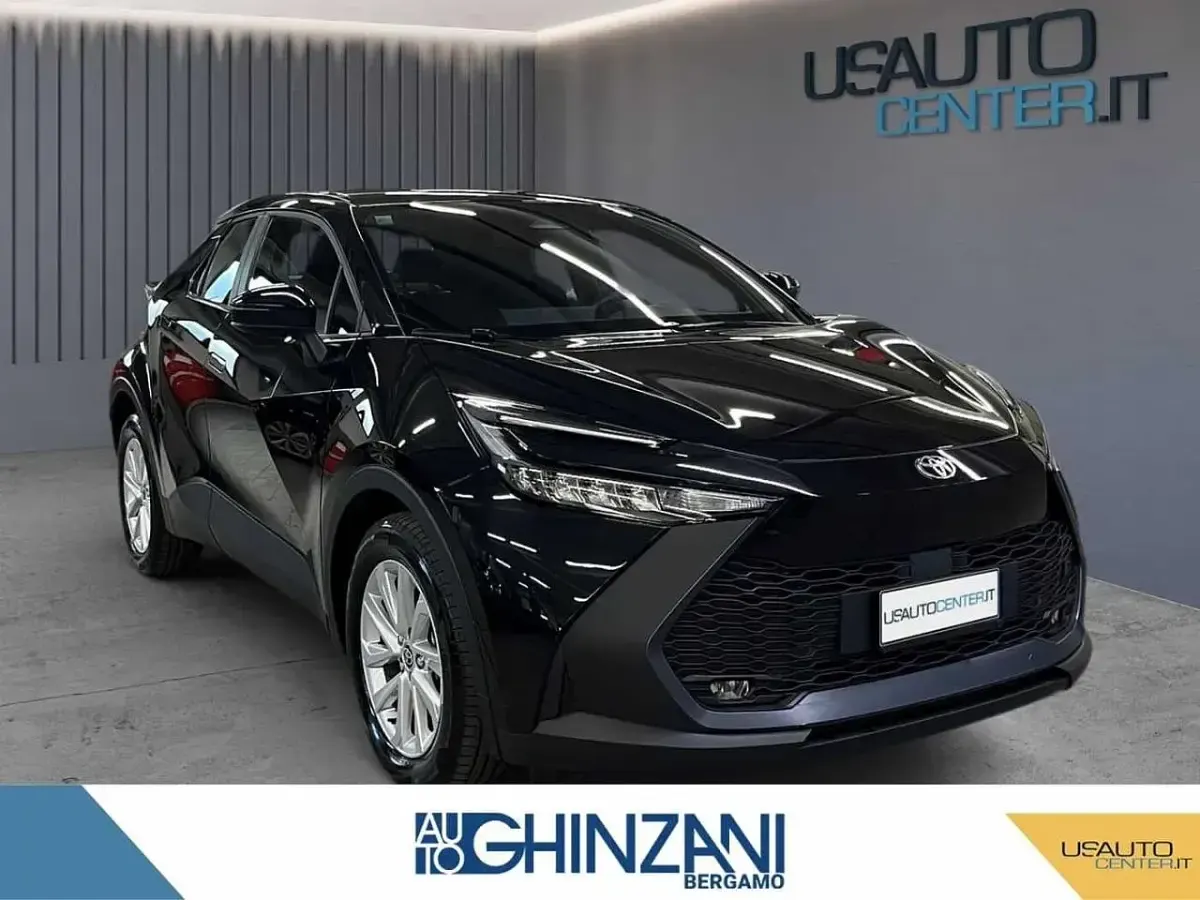 Usata Toyota C-HR Active 140 CV (102 kW) 2024 Nero SUV