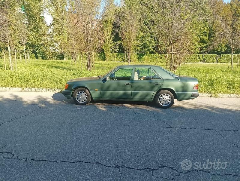 Usata Mercedes E200 122 CV (89 kW) 1990 Verde Berlina