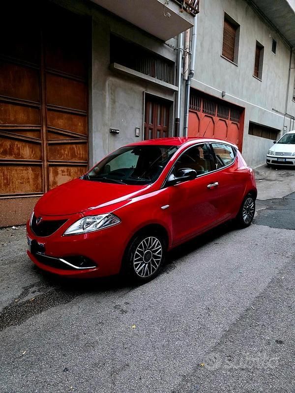 Usata Lancia Ypsilon 95 CV (69 kW) 2016 Rosso Utilitaria
